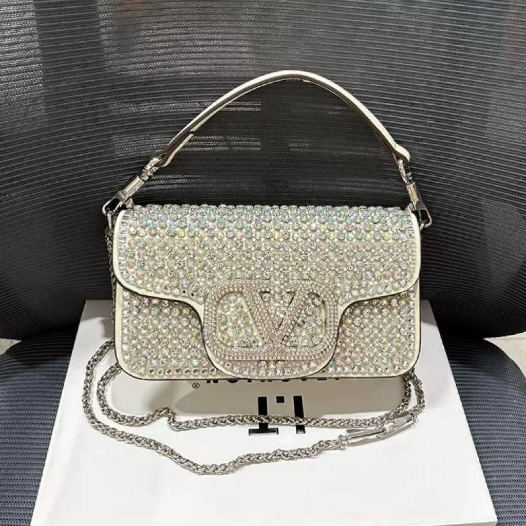 VALENTINO 

COPY ONE 

NEW CAME 

WITH BOX 
195 dhs🇦🇪🇦🇪

Zain39
Zain295
♥️♥️♥️