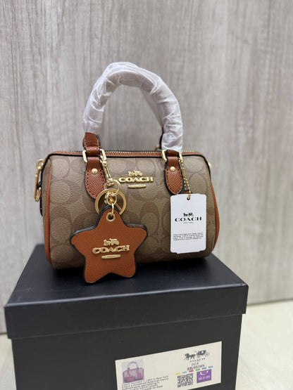 COACH

Size  18cm

Withbox
100 dhs🇦🇪🇦🇪

Zain04
♥️♥️♥️