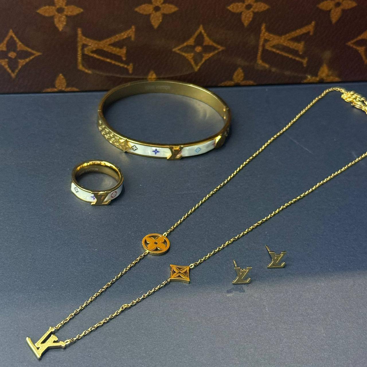 *Stainless steel SET 💯*
Necklace ❤️‍🩹
Earring 🍁
Breslat ❣️
Ring free size 
With normal boxes 📦 
And paper bag 🛍️
45 dhs❤️

Zain216
♥️♥️♥️