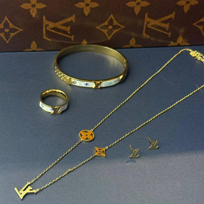 *Stainless steel SET 💯*
Necklace ❤️‍🩹
Earring 🍁
Breslat ❣️
Ring free size 
With normal boxes 📦 
And paper bag 🛍️
45 dhs❤️

Zain216
♥️♥️♥️