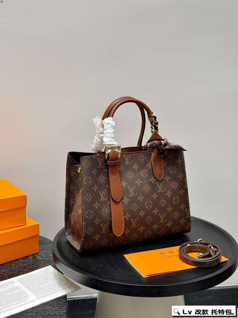 LV
Flower ToteBag
Monogram Canvas
Gold Hardware
With long belt strap
NO BOX
Size: 30 cm
110 dhs✅

Zain239
♥️♥️♥️