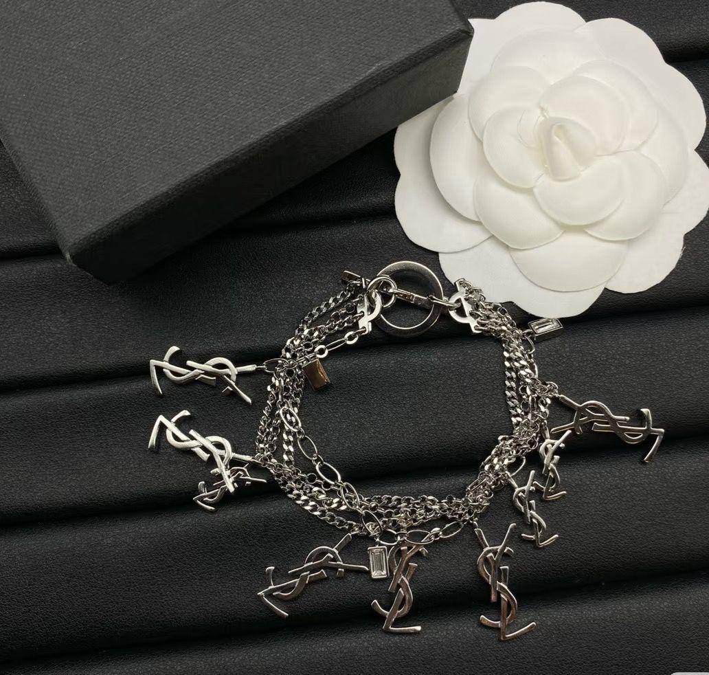 YSL Bracelet ☘️
Master quality 

*60* AED normal box 📦

Zain48
♥️♥️♥️