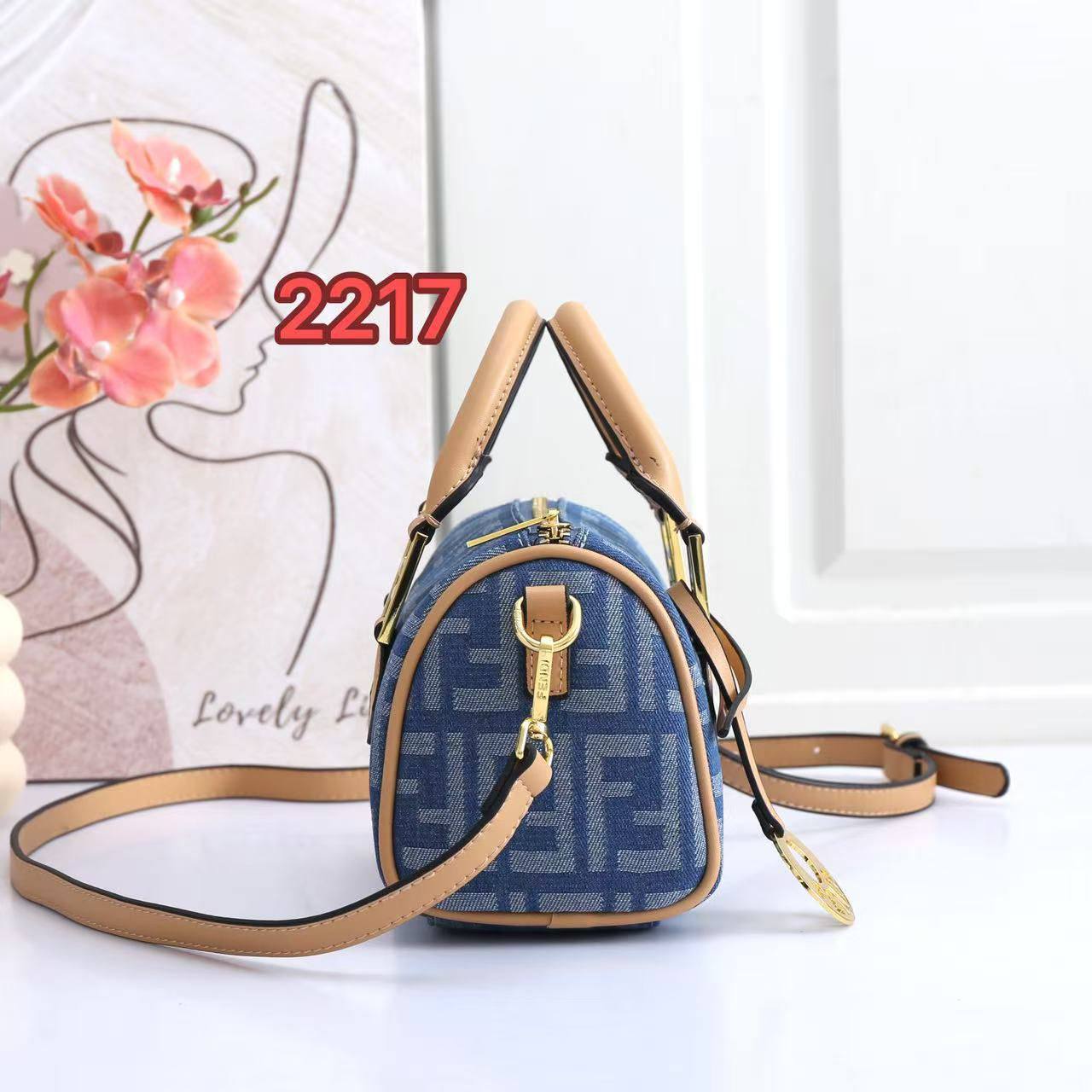 Fendi
100 dhs✅
size：20cm
Good-quality 

with box
🎁🎁🎁

Zain35
♥️♥️♥️