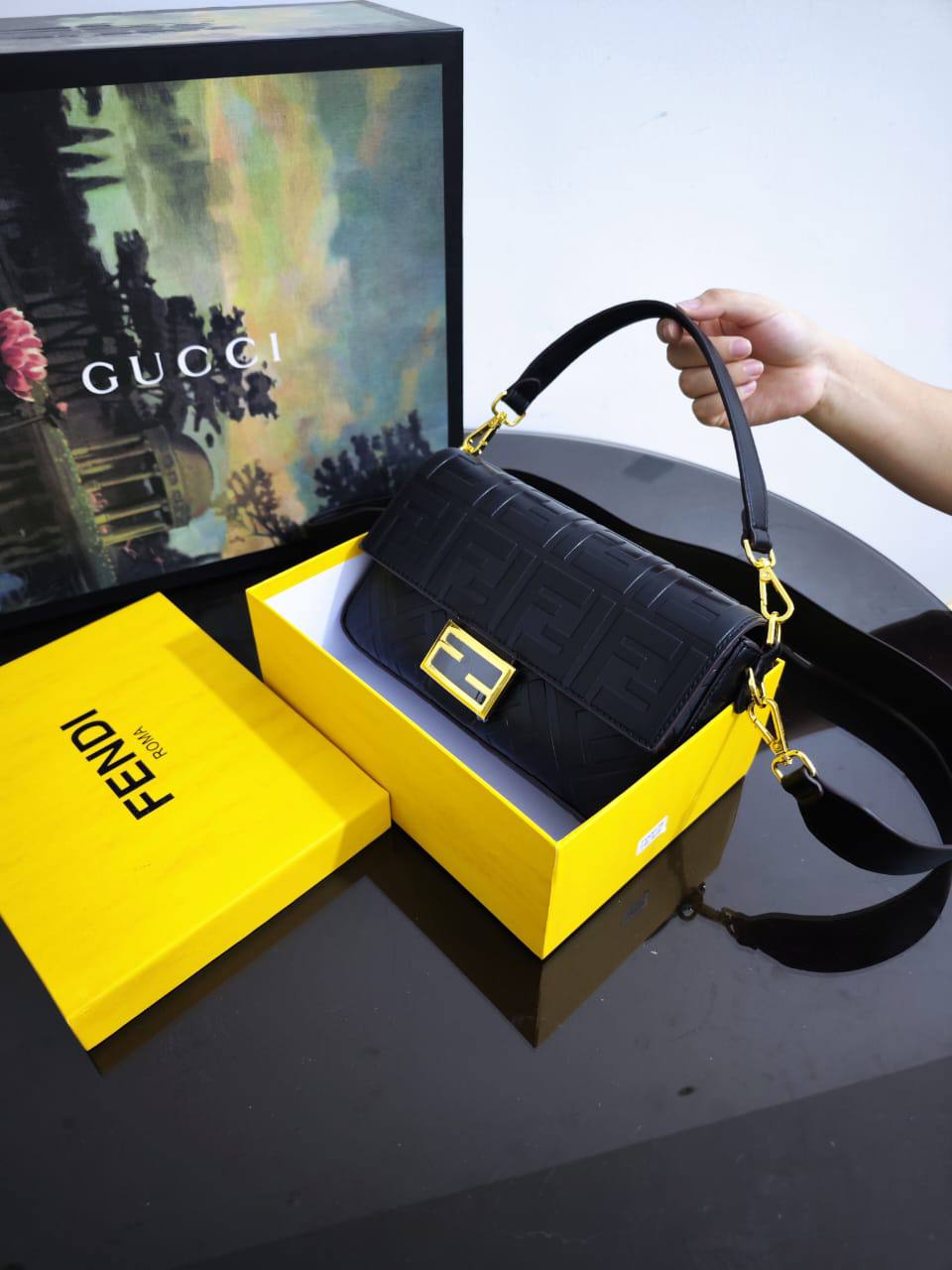 Fendi
110 dhs🇦🇪🇦🇪
with box
size 25cm
High quality

Zain26
♥️♥️♥️