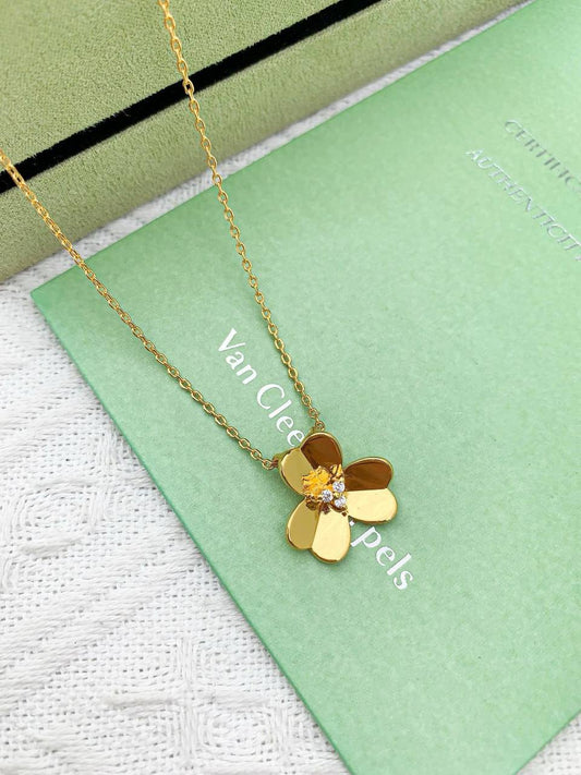 VCA SET 🦋
Necklace 🔥
Earring🍁
Bracelet 🌸
Master quality 💯
With normal boxes 📦 
120 dhs🪙🌨️
With master box 🗃️ 
150 dhs🪙🌨️

Zain216
♥️♥️♥️