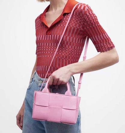 BOTTEGA 
GOOD QUALITY  
WITH BOX 
110 dhs✅

Zain295
♥️♥️♥️
