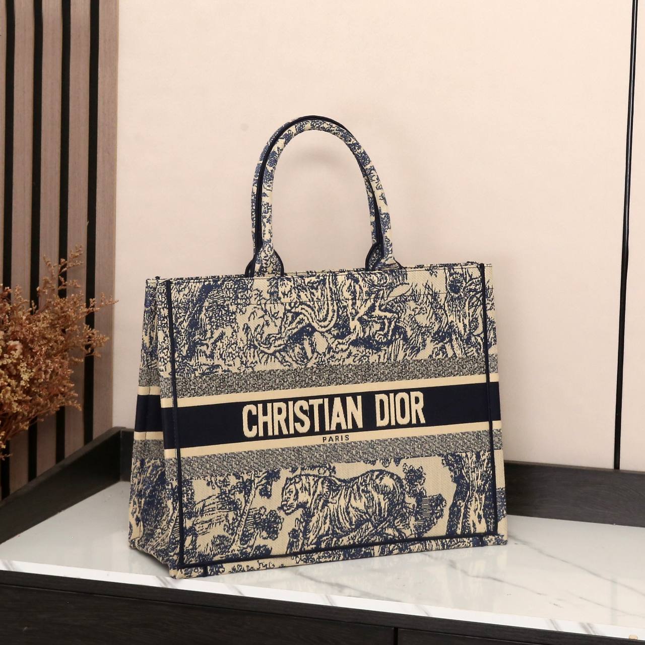 DIOR 
120 dhs✅
Best quality 

with box
🎁🎁🎁

size 41CM

Zain290
♥️♥️♥️