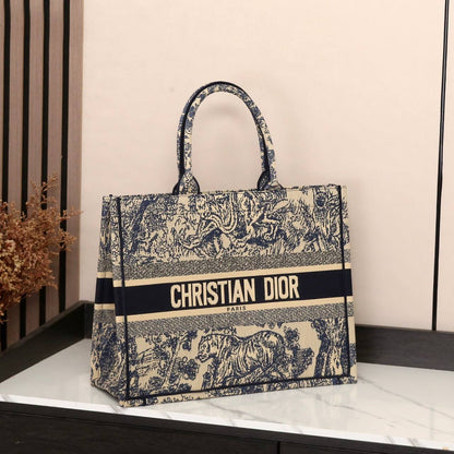 DIOR 
120 dhs✅
Best quality 

with box
🎁🎁🎁

size 41CM

Zain290
♥️♥️♥️
