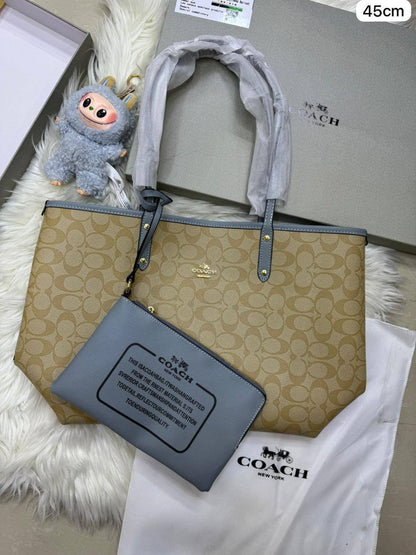 💞 Coach 2 in 1  2️⃣-sided
1️⃣ First quality＋🎁

Big Size : 45 * 30 cm

90 dhs✅

with box 🎁

Zain115
♥️♥️♥️