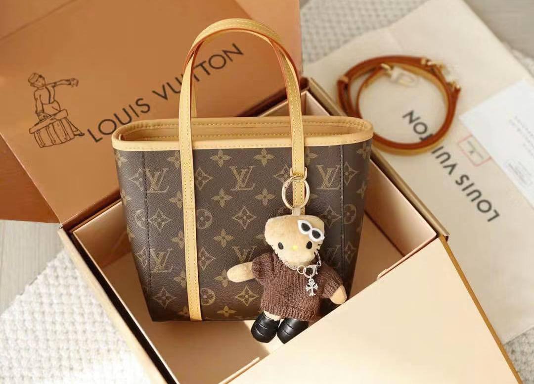 LV

AVAILABLE 

COPY ONE BAGS 

COMPLETEL DOUBLE BOX ☑️ 
120 DHS🇦🇪🇦🇪🇦🇪

Zain169
♥️♥️♥️