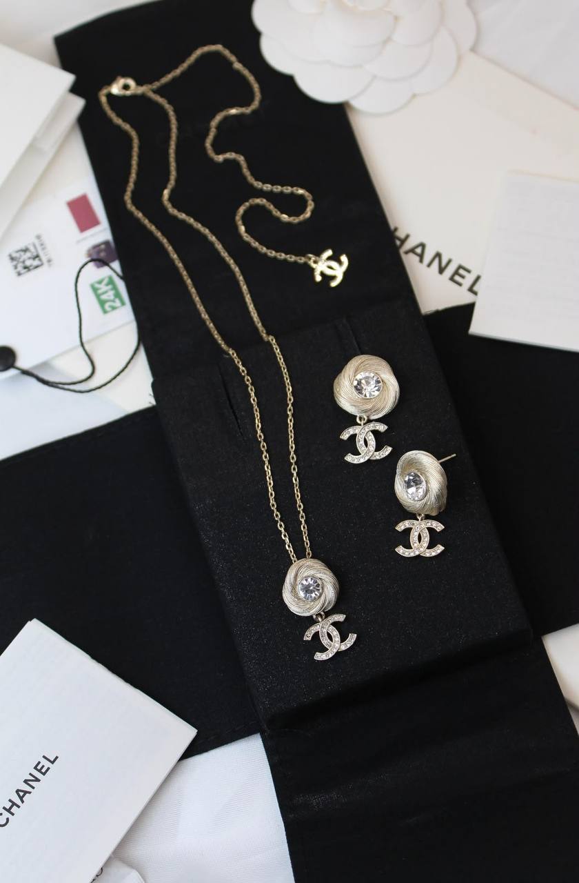 CHANEL SET 🤍

* ⁠↗️ *Super Master Quality ®️*⬆️
* ⁠NEW COLLECTION *Earings*

*200 dhs🇦🇪🇦🇪* with *Normal* Box & Bag
*280 dhs🇦🇪🇦🇪* with *Orignal* 🎁 Packaging

Zain209
♥️♥️♥️