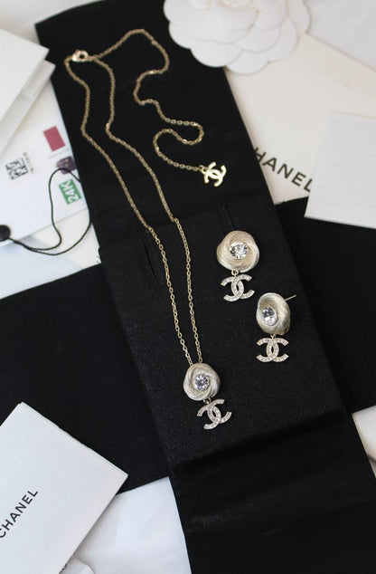 CHANEL SET 🤍

* ⁠↗️ *Super Master Quality ®️*⬆️
* ⁠NEW COLLECTION *Earings*

*200 dhs🇦🇪🇦🇪* with *Normal* Box & Bag
*280 dhs🇦🇪🇦🇪* with *Orignal* 🎁 Packaging

Zain209
♥️♥️♥️