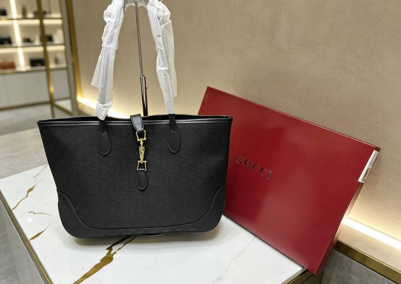 Gucci 
110 dhs🇦🇪🇦🇪
With box

Zain07
♥️♥️♥️