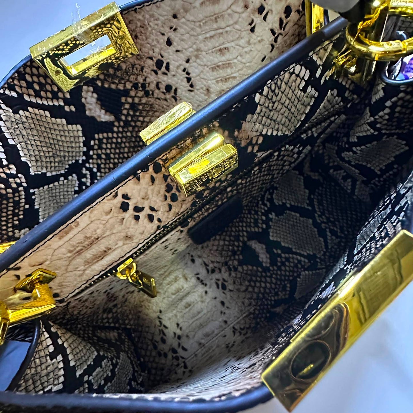 FENDI 
COPY ONE 
210 dhs✅

Zain39
♥️♥️♥️