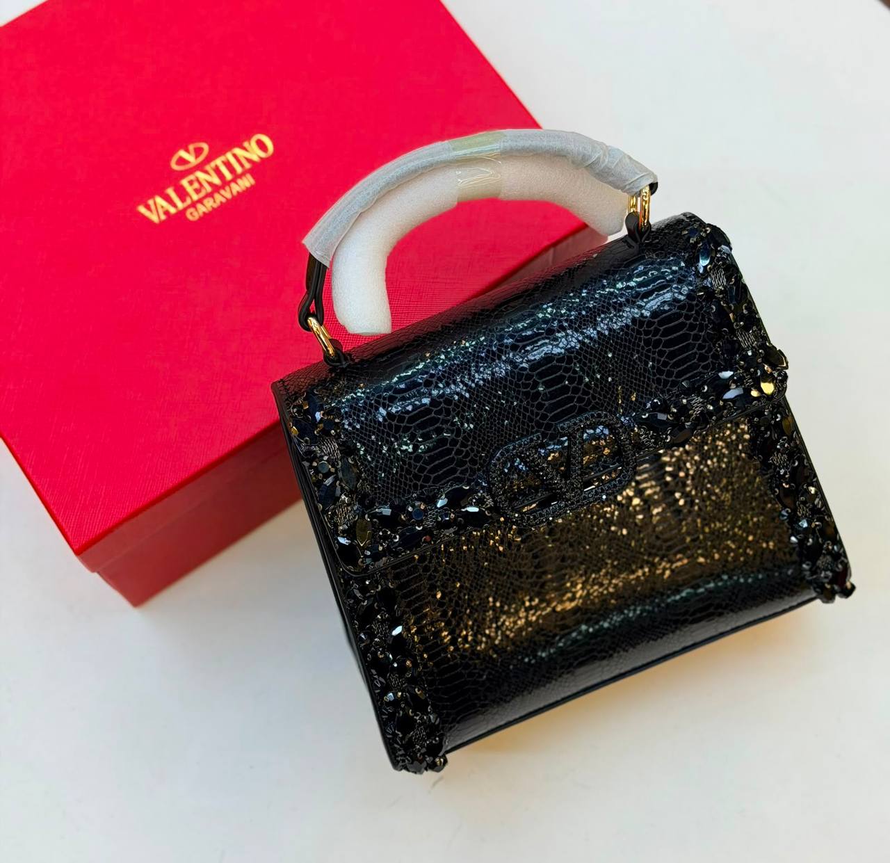 Valentino

150 dhs
With box

Zain175
♥️♥️♥️