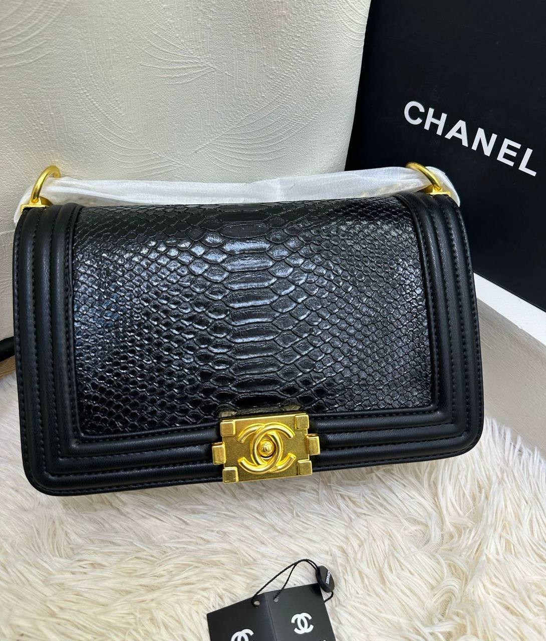 CHANEL 
HIGH QUALITY 
WITH BOX 
🎁🎁🎁

120 dhs✅

Zain39
♥️♥️♥️
