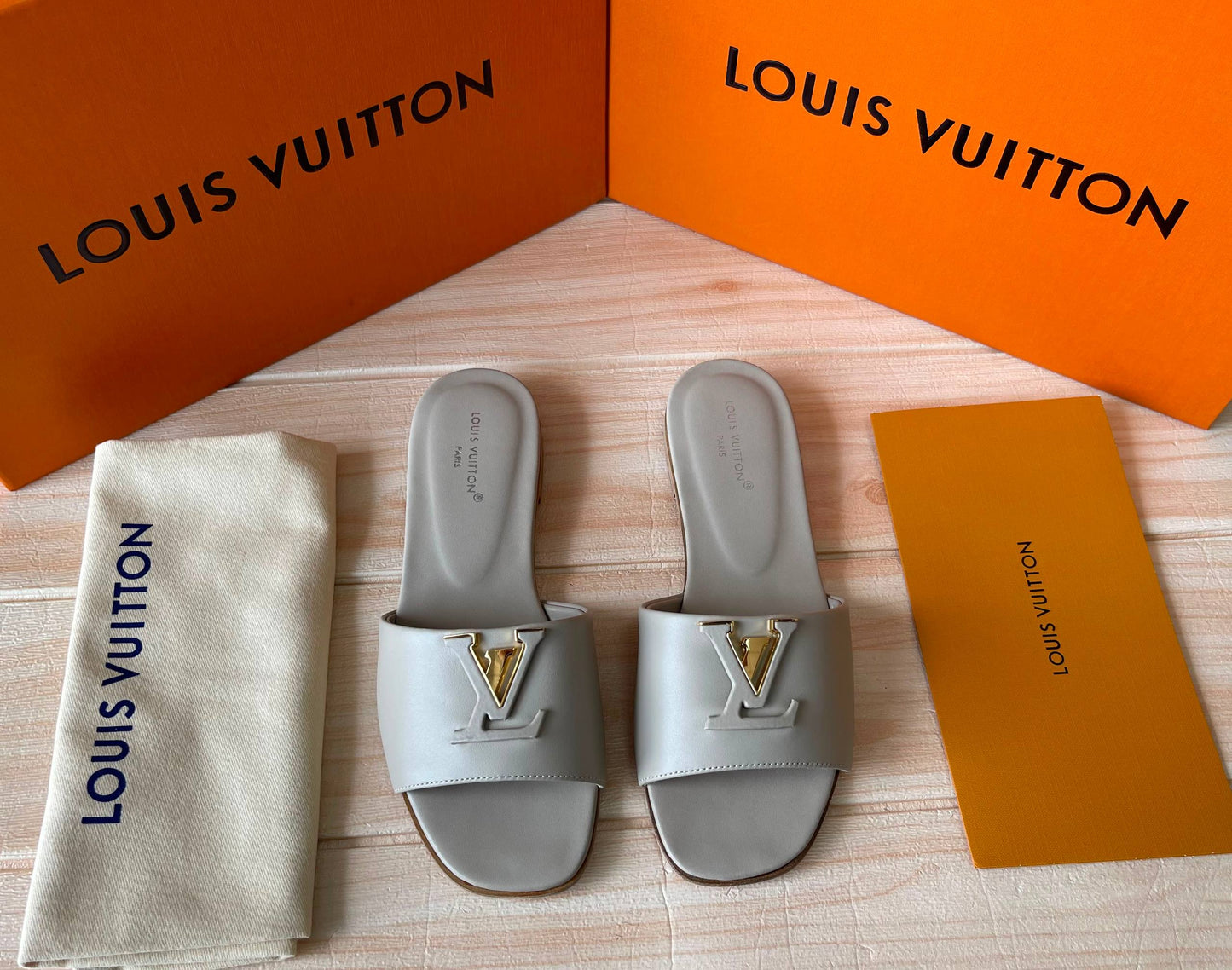 LV
Master quality 
Size: 36 to 41
450 dhs✅

Zain318
♥️♥️♥️