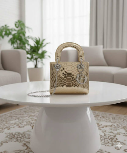 CHRISTIAN LADY DIOR
ɢʟᴏssʏ ᴄʀᴏᴄᴏᴅɪʟᴇ ʟᴇᴀᴛʜᴇʀ
sɪʟᴠᴇʀ ʜᴀʀᴅᴡᴀʀᴇ
ᴡɪᴛʜ ʟᴏɴɢ ᴄʜᴀɪɴ sʟɪɴɢ
sɪᴢᴇ : 17 cm
ᴡɪᴛʜ BOX
🎁🎁🎁

95 dhs🪙🌺

Zain31
♥️♥️♥️