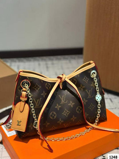 LV
Quality 💯
Size 24cm

100 dhs✅
With box 📦

Zain70
♥️♥️♥️