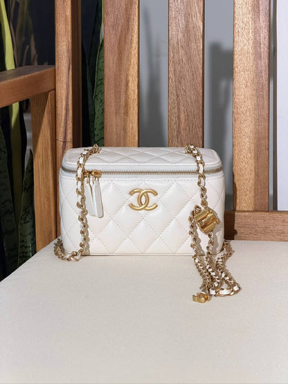 CHANEL 
Super Master Quality ⚡️
Original Packing 🎁
Size 17Cm📏
For Price 👇 WhatsApp✅
0568585901 
0507557372
0552275751 Owner Zain 👌

Zain321
♥️♥️♥️