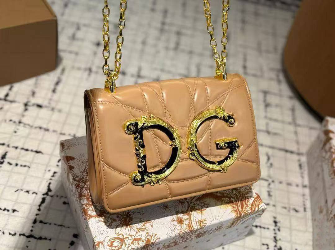 D&G
copy one 
with box 
210 dhs🇦🇪🇦🇪

Zain295
♥️♥️♥️