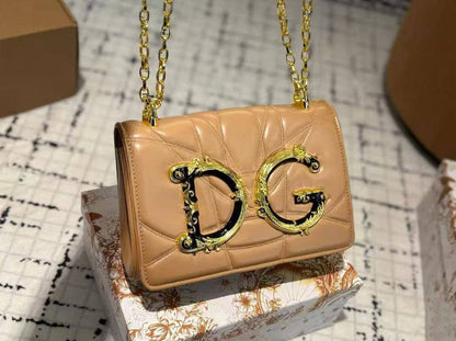 D&G
copy one 
with box 
210 dhs🇦🇪🇦🇪

Zain295
♥️♥️♥️