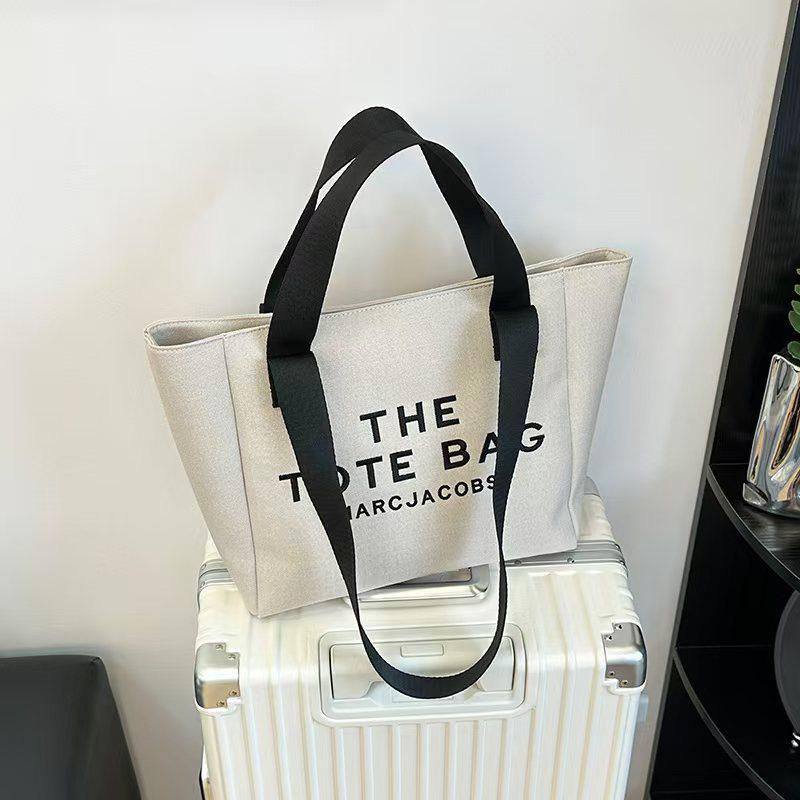 Chloe
Tote bag  

75 dhs🪙🖤

Zain253
♥️♥️♥️