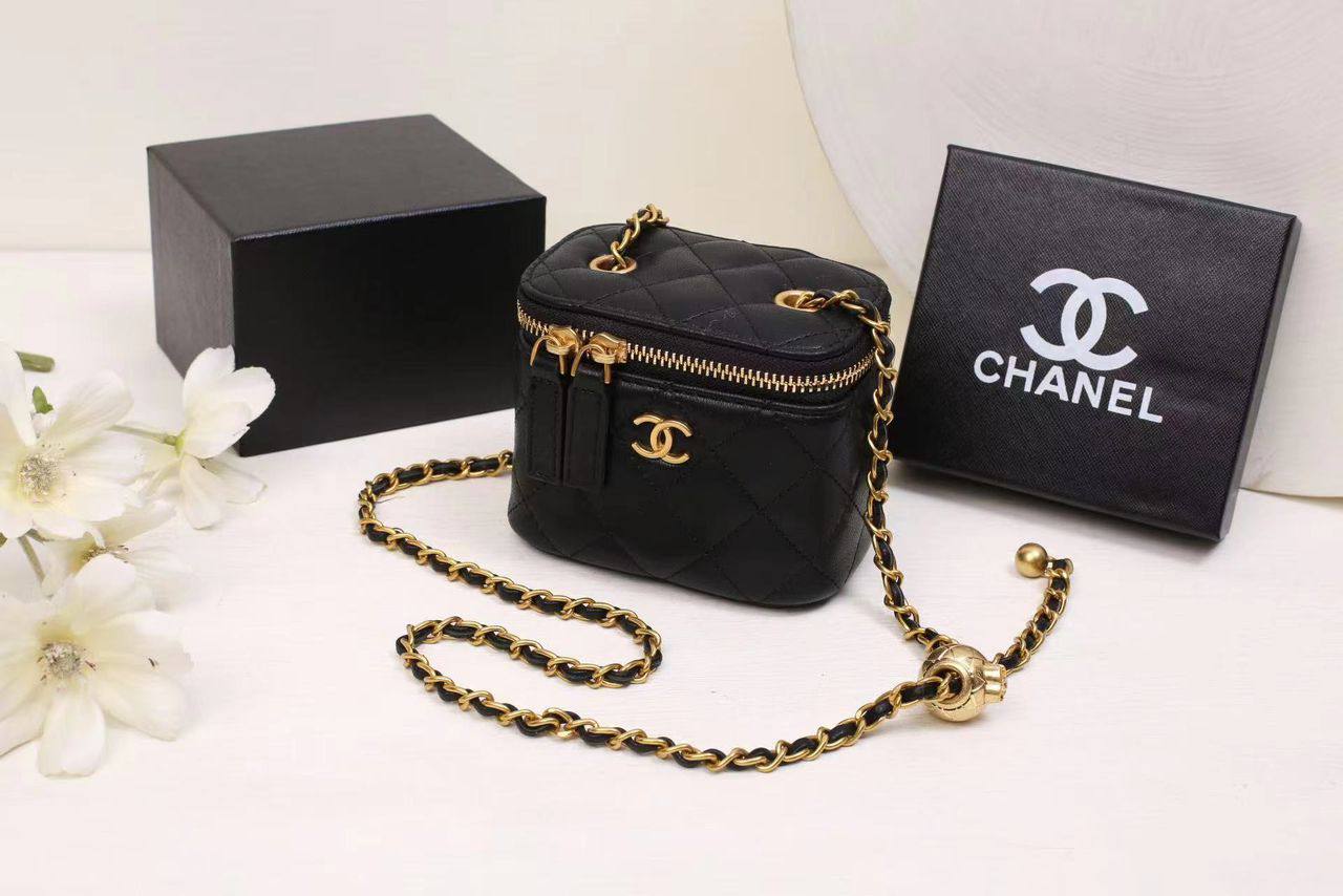 Chanel 
90 dhs✅
with box
🎁🎁🎁

size 12×8×10cm

Zain42
♥️♥️♥️