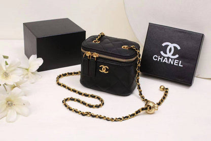 Chanel 
90 dhs✅
with box
🎁🎁🎁

size 12×8×10cm

Zain42
♥️♥️♥️