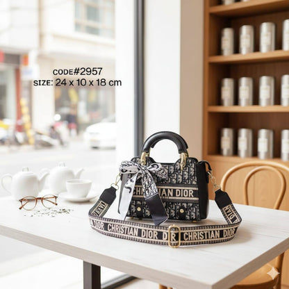 CHRISTIAN DIOR
ᴛᴏᴘ ʜᴀɴᴅ ʙᴀɢ
ᴄᴀɴᴠᴀs & ʟᴇᴀᴛʜᴇʀ ᴍᴀᴛᴇʀɪᴀʟ
ᴢɪᴘᴘᴇʀ ᴛʏᴘᴇ ɢᴏʟᴅ ʜᴀʀᴅᴡᴀʀᴇ
ᴡɪᴛʜ ʟᴏɴɢ sᴛʀᴀᴘ
sɪᴢᴇ : 24 cm
ᴡɪᴛʜ BOX
🎁🎁🎁
75 dhs🪙🌨️

Zain31
♥️♥️♥️