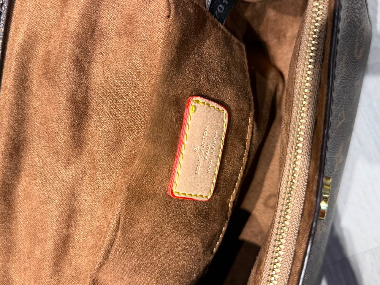 LV 
20*9*15cm
120 dhs✅ 
with FOLDING BOX🎁

Zain44
♥️♥️♥️