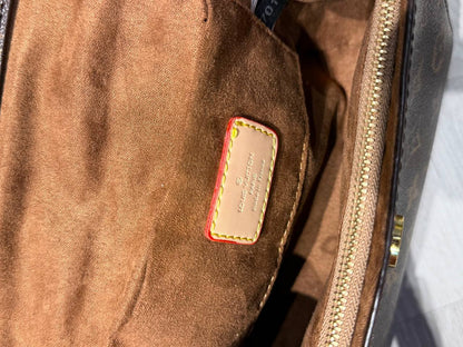 LV 
20*9*15cm
120 dhs✅ 
with FOLDING BOX🎁

Zain44
♥️♥️♥️