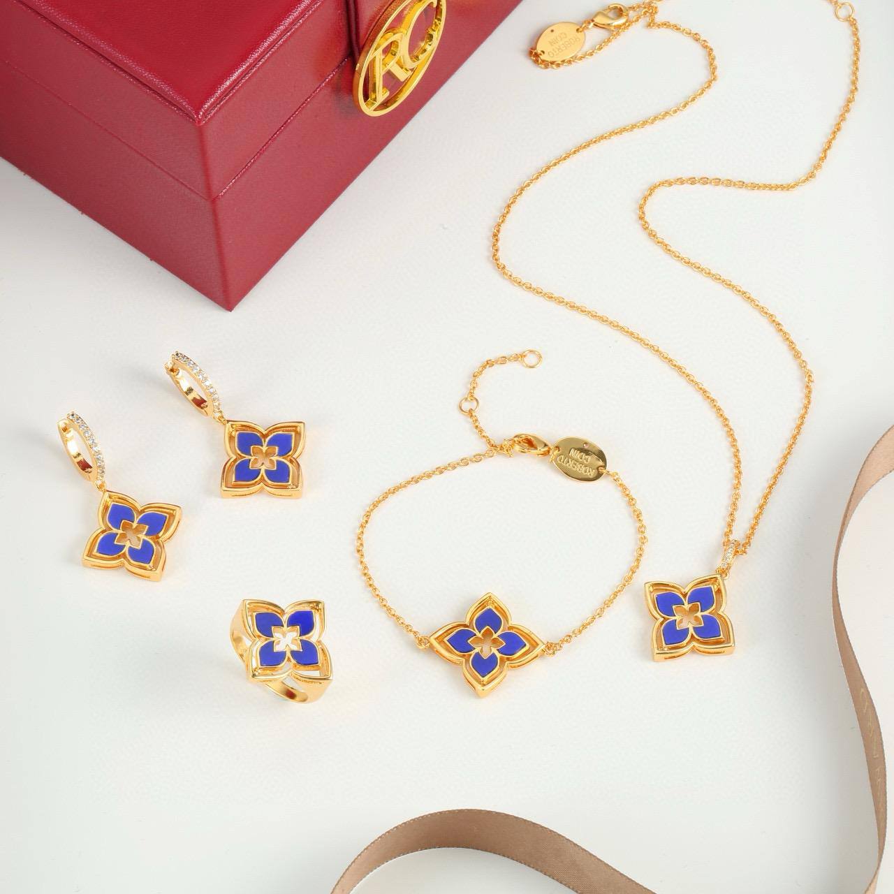 ROBERTO COIN
SET
NECKLACE 
BRACELET 
EARRINGS 
RING
170 DHS🪙🌨️

Zain89
♥️♥️♥️