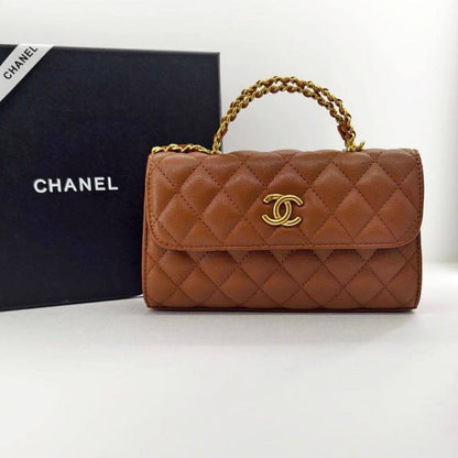 CHANEL 
 GOOD QUALITY 
WITH BOX 
🎁🎁🎁

100 dhs✅
SIZE : 22 cm

Zain295
♥️♥️♥️