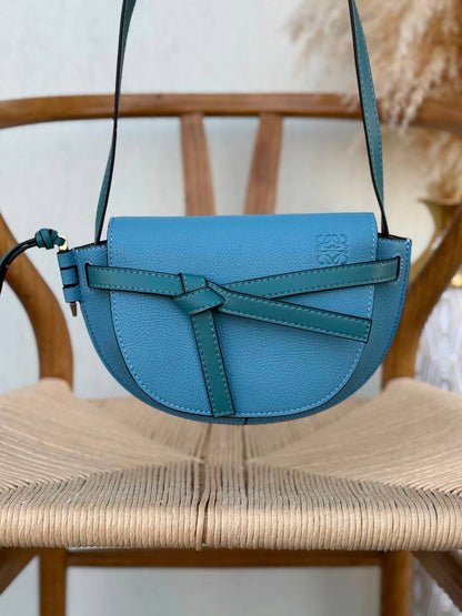 LOEWE
23cm
310 dhs🇦🇪🇦🇪
Top quality 
With box🎁

Zain167
♥️♥️♥️