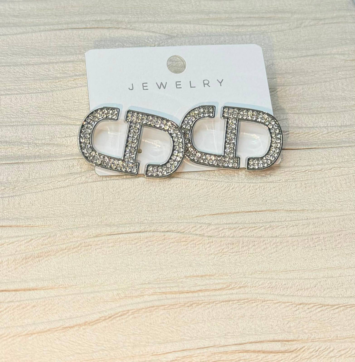 Earring 🦋 Stainless steel 💯 Good quality 🍁

 With black boxes 📦 
20 dhs🇦🇪🇦🇪🇦🇪


With normal box 🗃️

 And paper bag 🛍️ 

30 dhs🇦🇪🇦🇪

Zain216
♥️♥️♥️