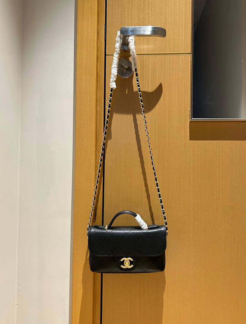 Chanel
95 dhs🪙🌨️
Good quality 

with box
🎁🎁🎁

Zain35
♥️♥️♥️