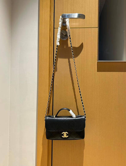 Chanel
95 dhs🪙🌨️
Good quality 

with box
🎁🎁🎁

Zain35
♥️♥️♥️