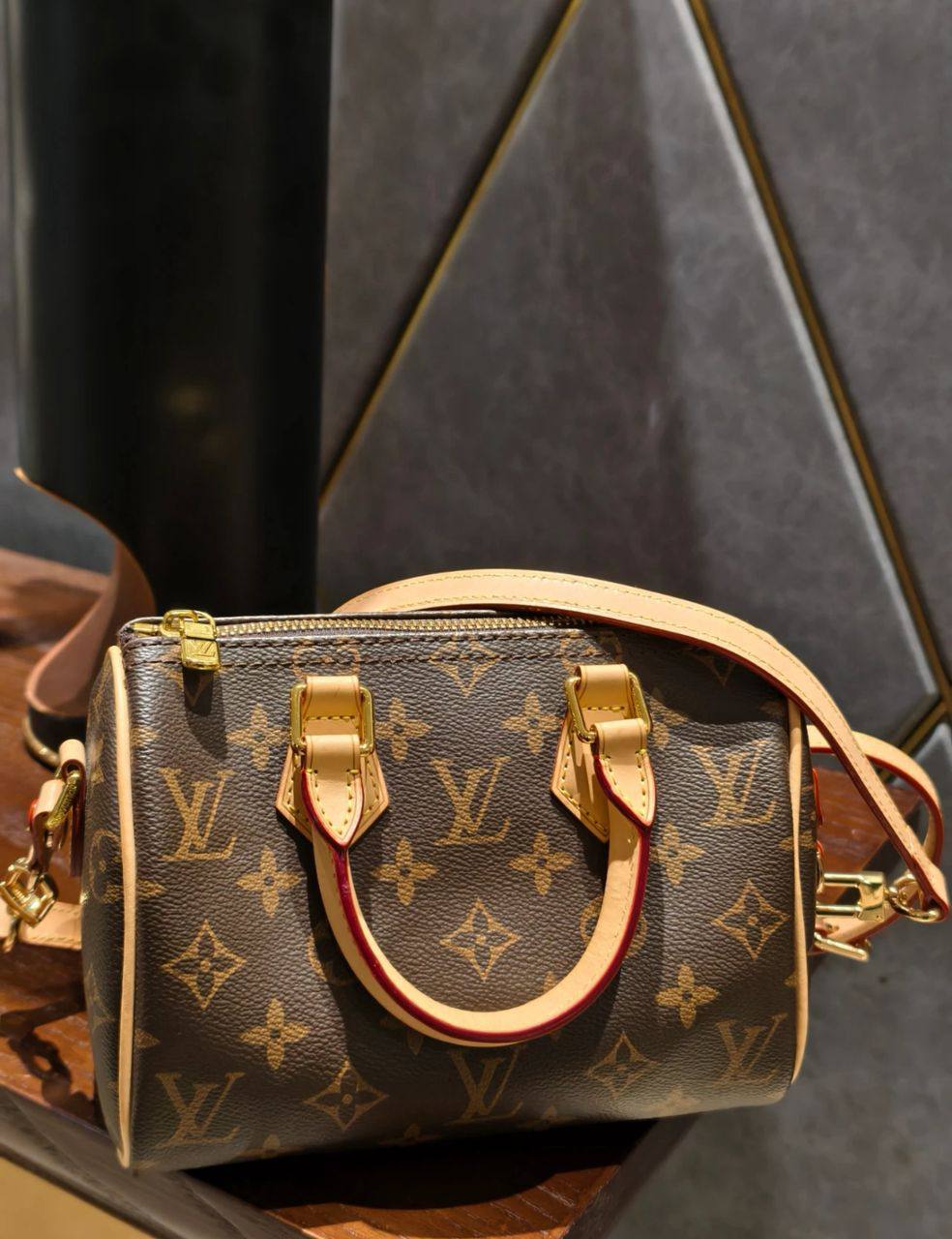 LV
90 dhs❣️
size：16cm

Zain35
♥️♥️♥️