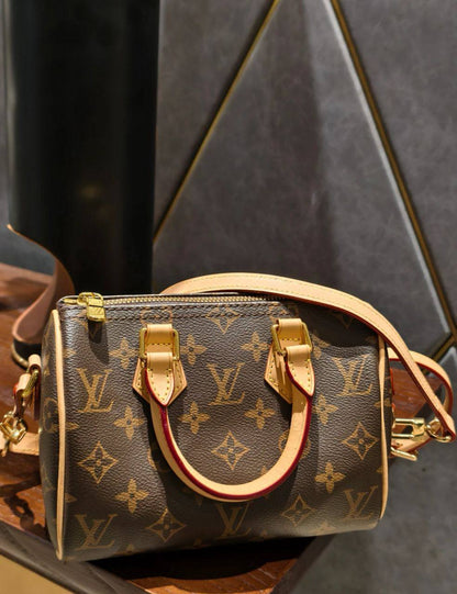 LV
90 dhs❣️
size：16cm

Zain35
♥️♥️♥️