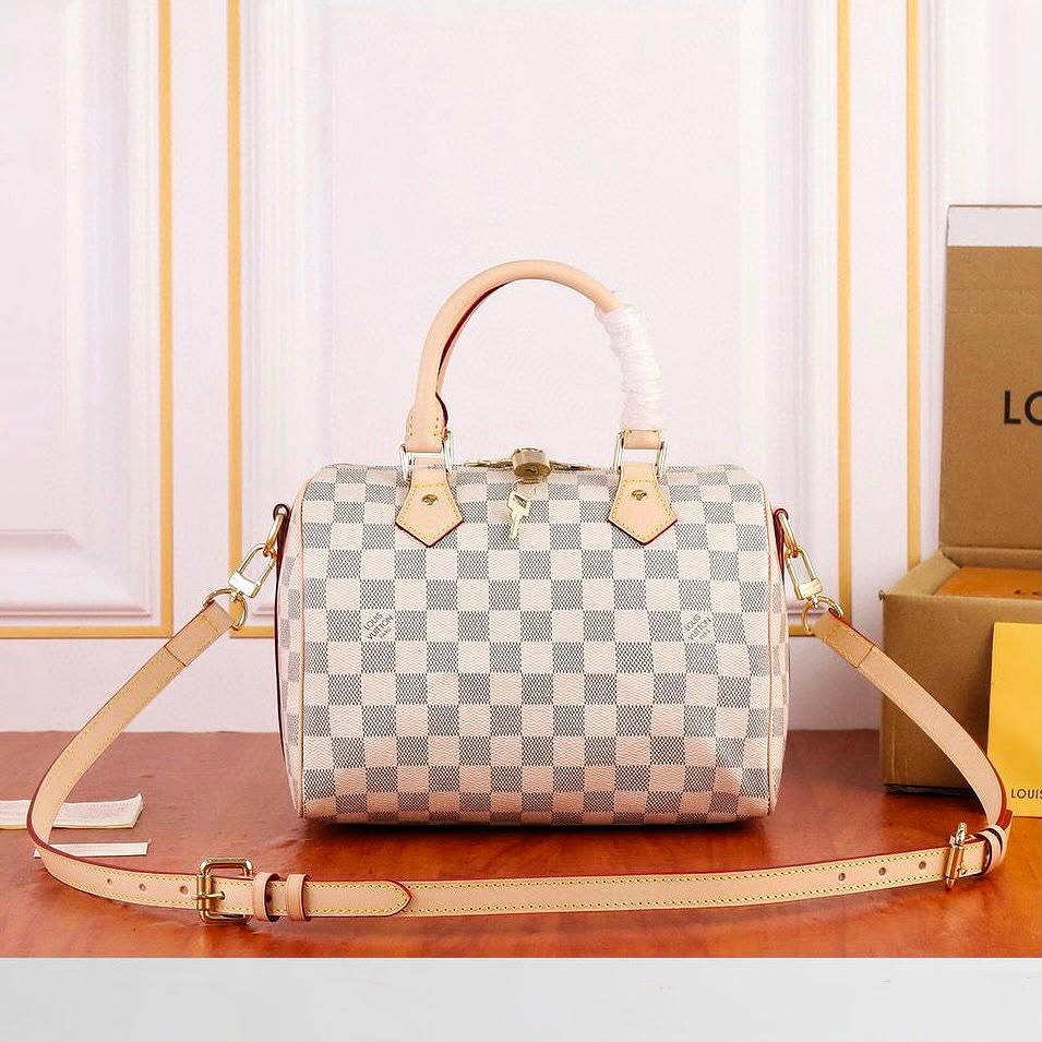LV SPEEDY 
25CM ,GOOD QUALITY 
WITH BOX 
100 dhs✅

Zain295
♥️♥️♥️