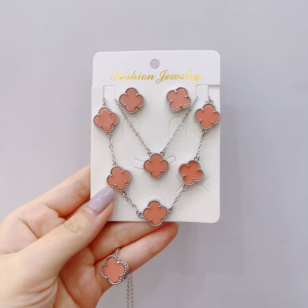VCA SET ❤️‍🔥*
Necklace ✨
Earring 🍁
Bracelet 🦋
Ring free size 💍
Master quality 💯
With normal boxes 📦 
50 dhs❣️
With master box 🗃️ 
75 dhs❣️

Zain216
♥️♥️♥️