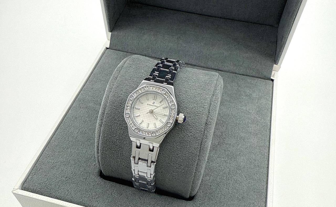 Mini size ladies watch 
55 dhs🪙🌨️

Zain45
♥️♥️♥️