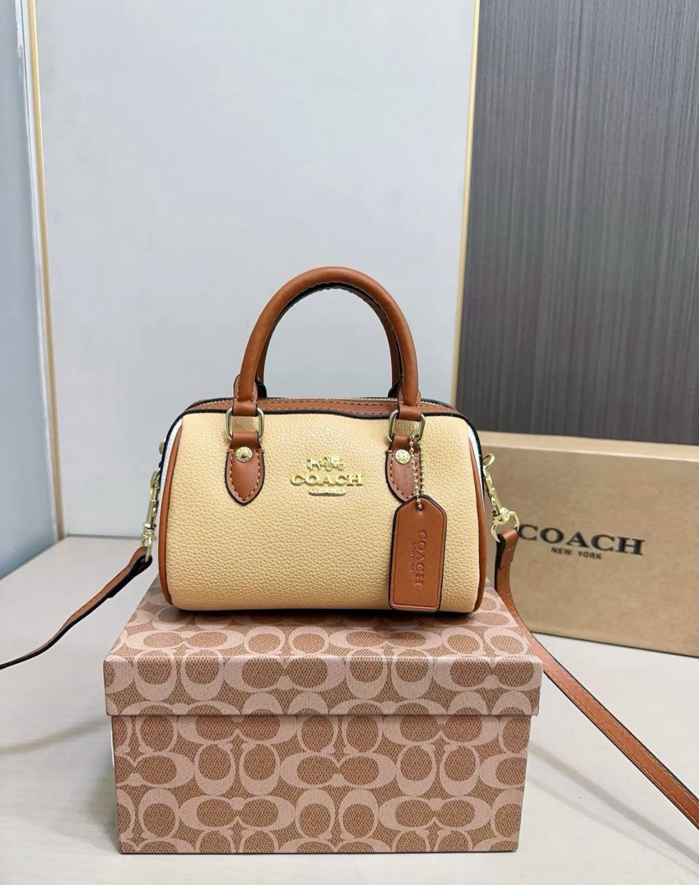 Coach

90 dhs🪙💕

With box
🎁🎁🎁

Zain35
♥️♥️♥️