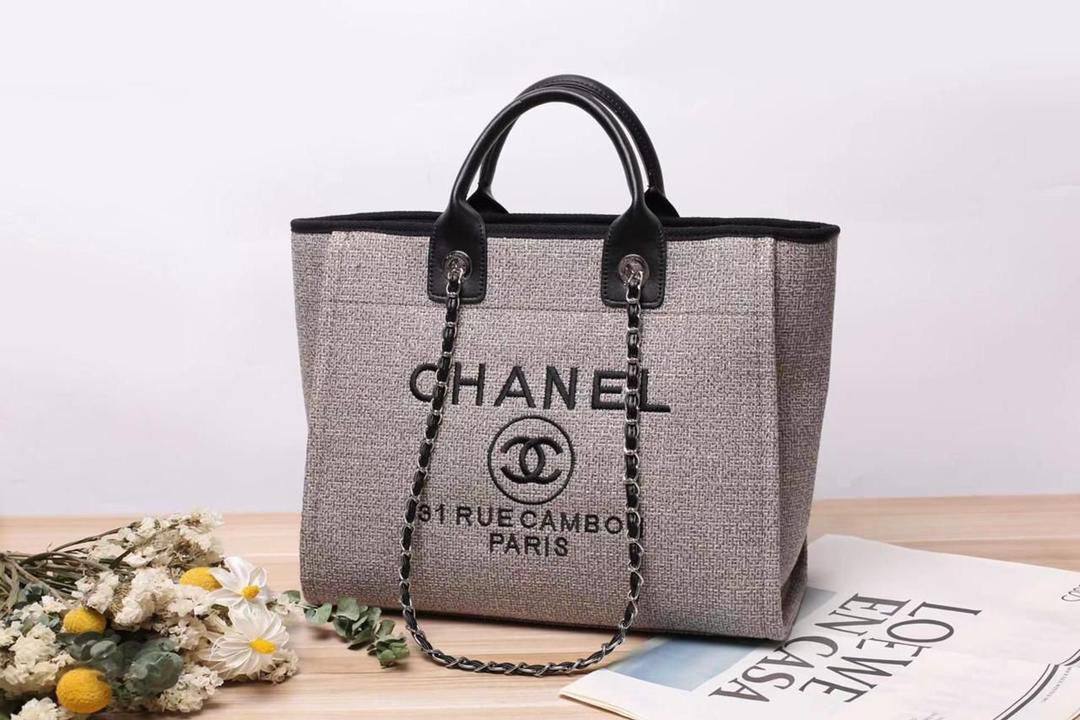 Chanel 
good quality, 
size...40*33 cm 
100 dhs❣️

Zain12
♥️♥️♥️