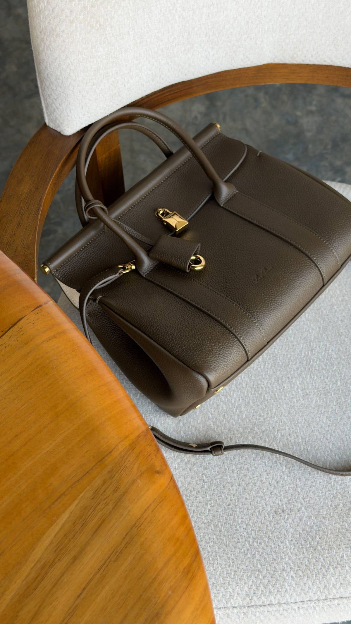New collection ⚜️
LORO PIANA 🤎
VIP quality 💎
Loom bag L25 ✨
Size : 25 cm
For Price 👇 WhatsApp✅
0568585901 
0507557372
0552275751 Owner Zain 👌

Zain336
♥️♥️♥️