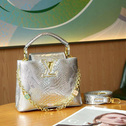 LV 
High quality 
Size 21cm
120 dhs💛
With box 📦

Zain70
♥️♥️♥️