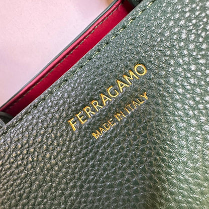 FERRAGAMO
GOOD QUALITY 
120 dhs✅

Zain39
♥️♥️♥️
