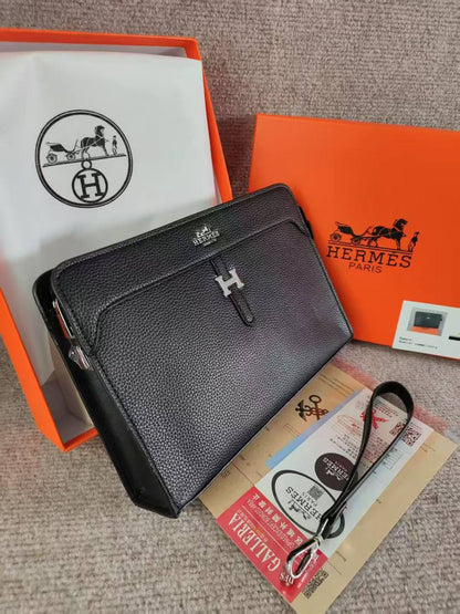 Pouch
With box 
🎁🎁🎁

90 dhs✅

Zain190
♥️♥️♥️