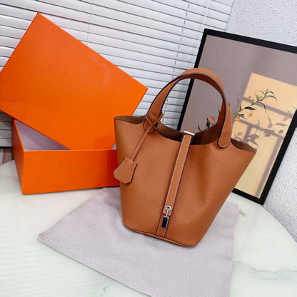 Hermes 
90 dhs✅
with box🎁

size 19×20×15cm

Zain42
♥️♥️♥️